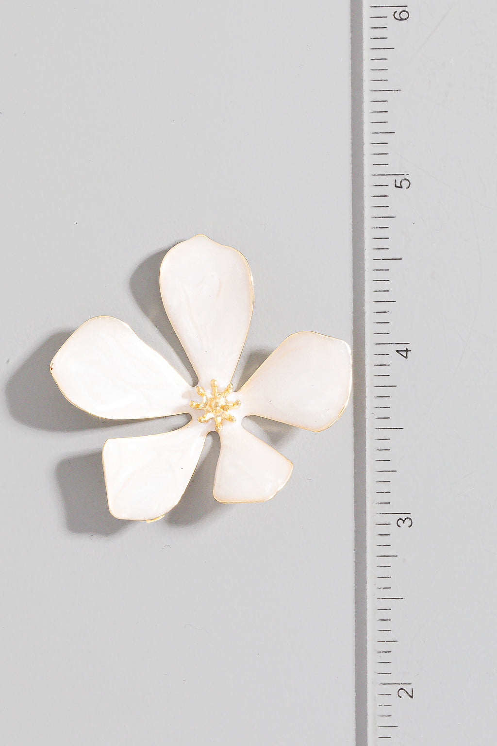 WHITE FLOWER EARRINGS