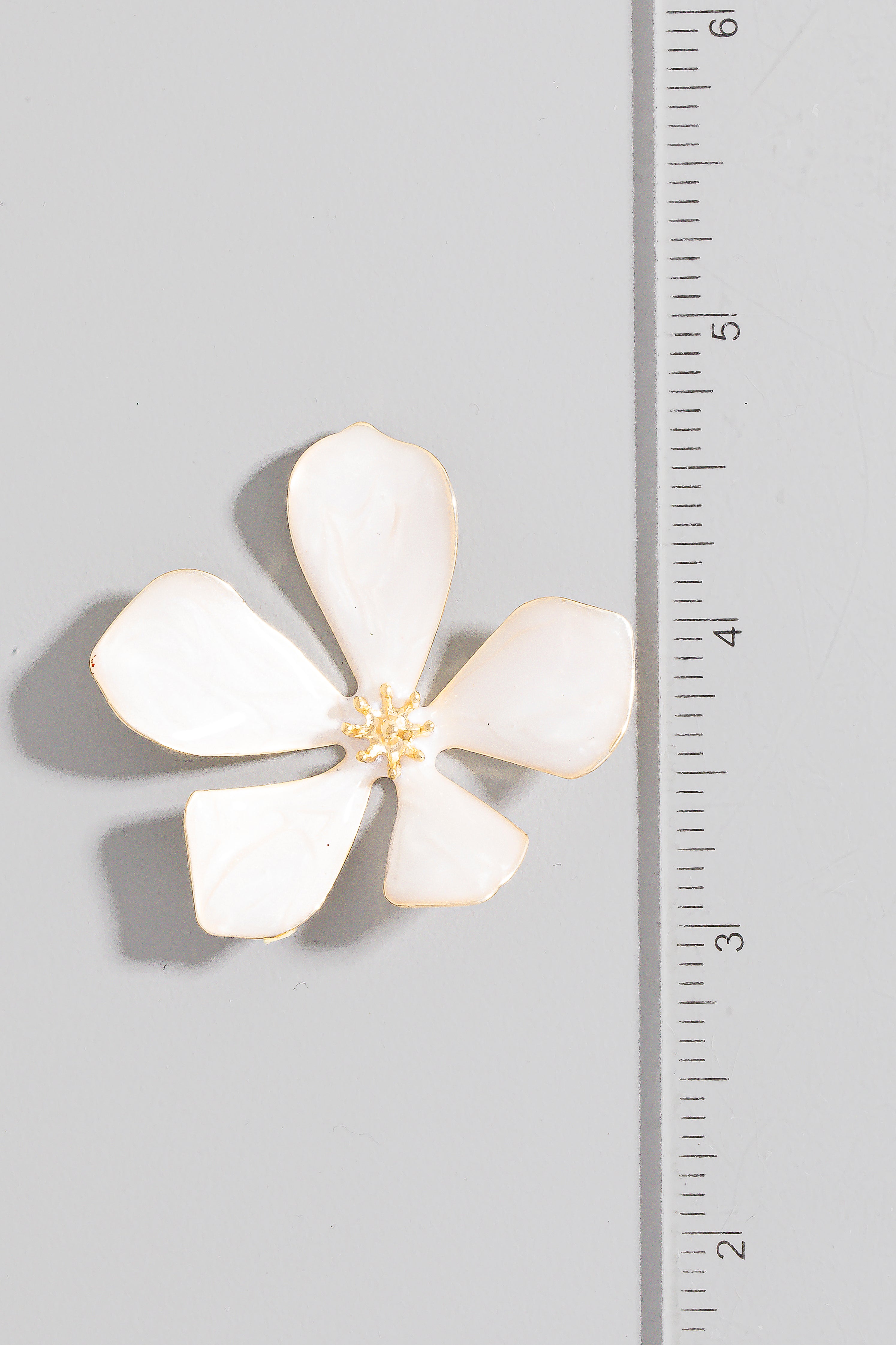 WHITE FLOWER EARRINGS