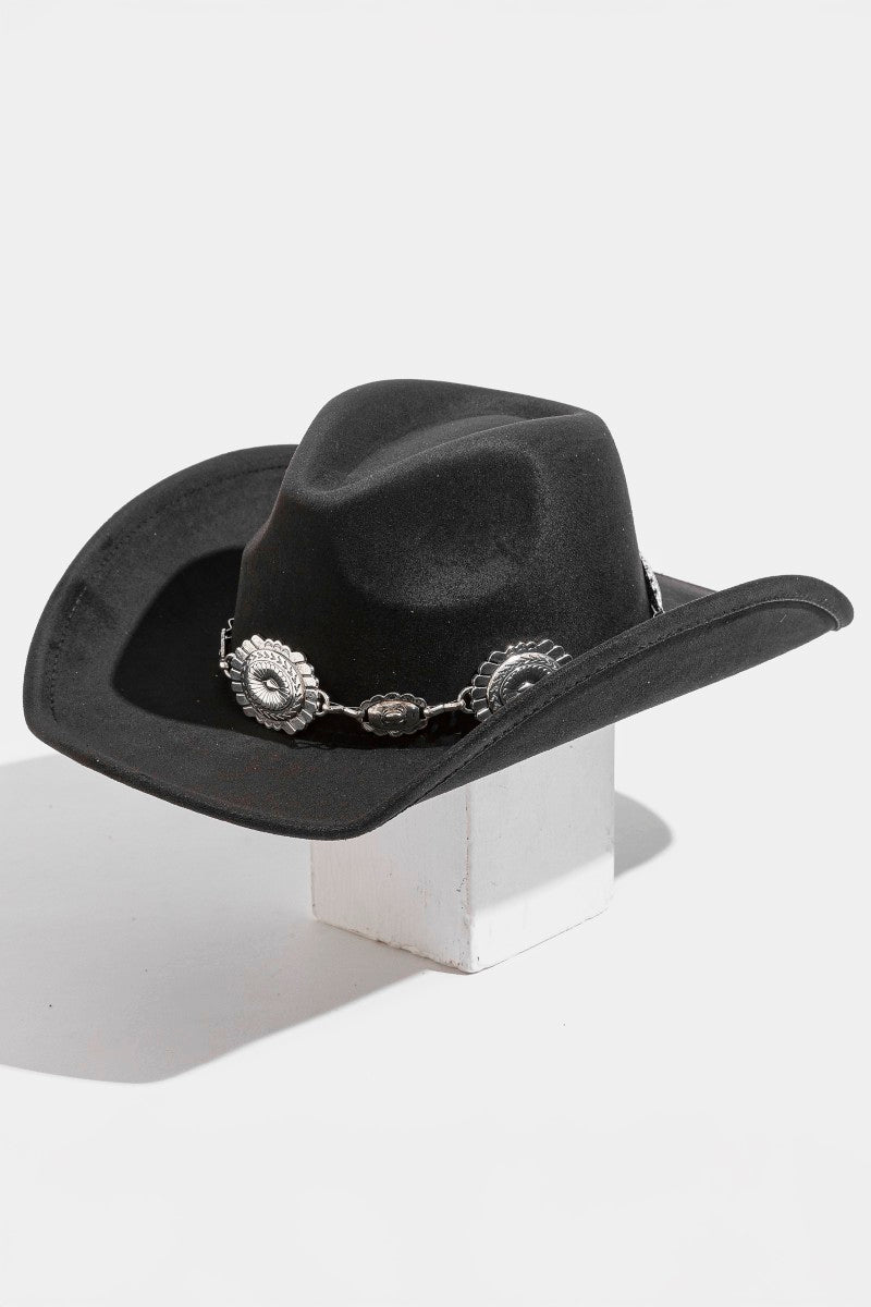 BLACK COWBOY HAT WITH ROUND CHAIN