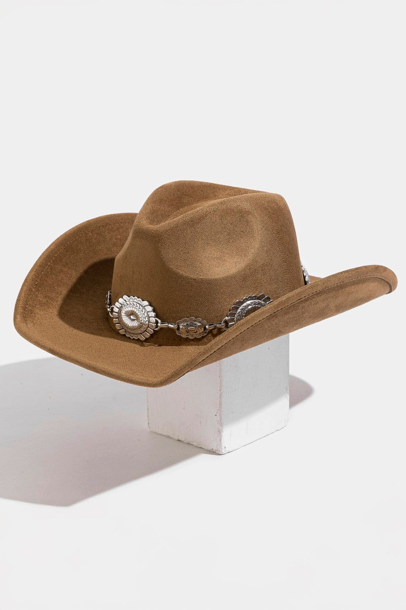 BROWN COWBOY HAT WITH ROUND CHAIN