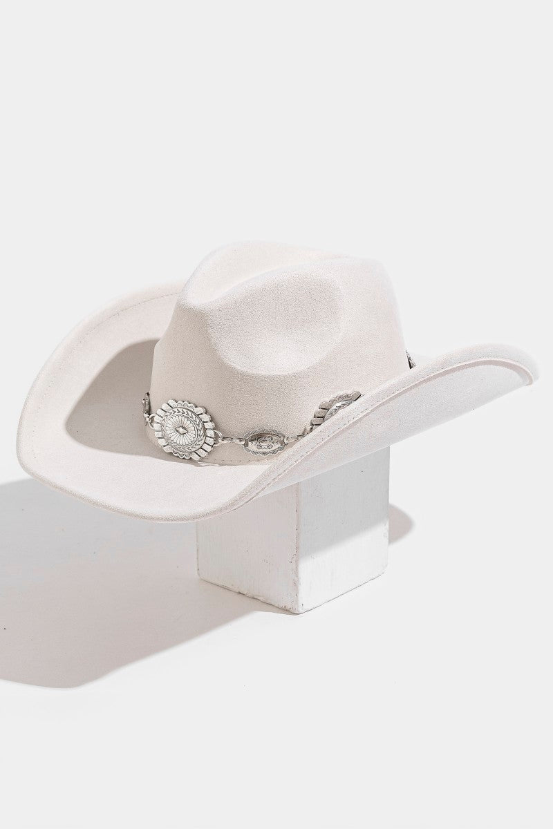 IVORY COWBOY HAT WITH ROUND CHAIN