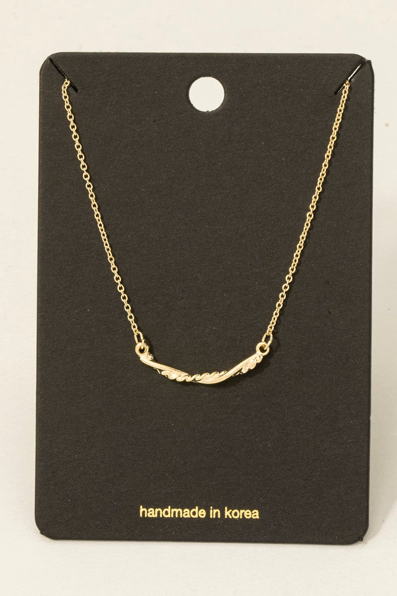 GOLD NECKLACE WITH A TWIST