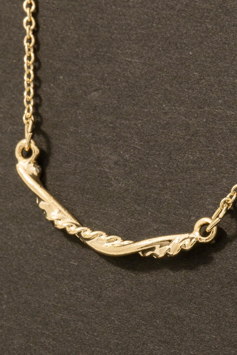 GOLD NECKLACE WITH A TWIST