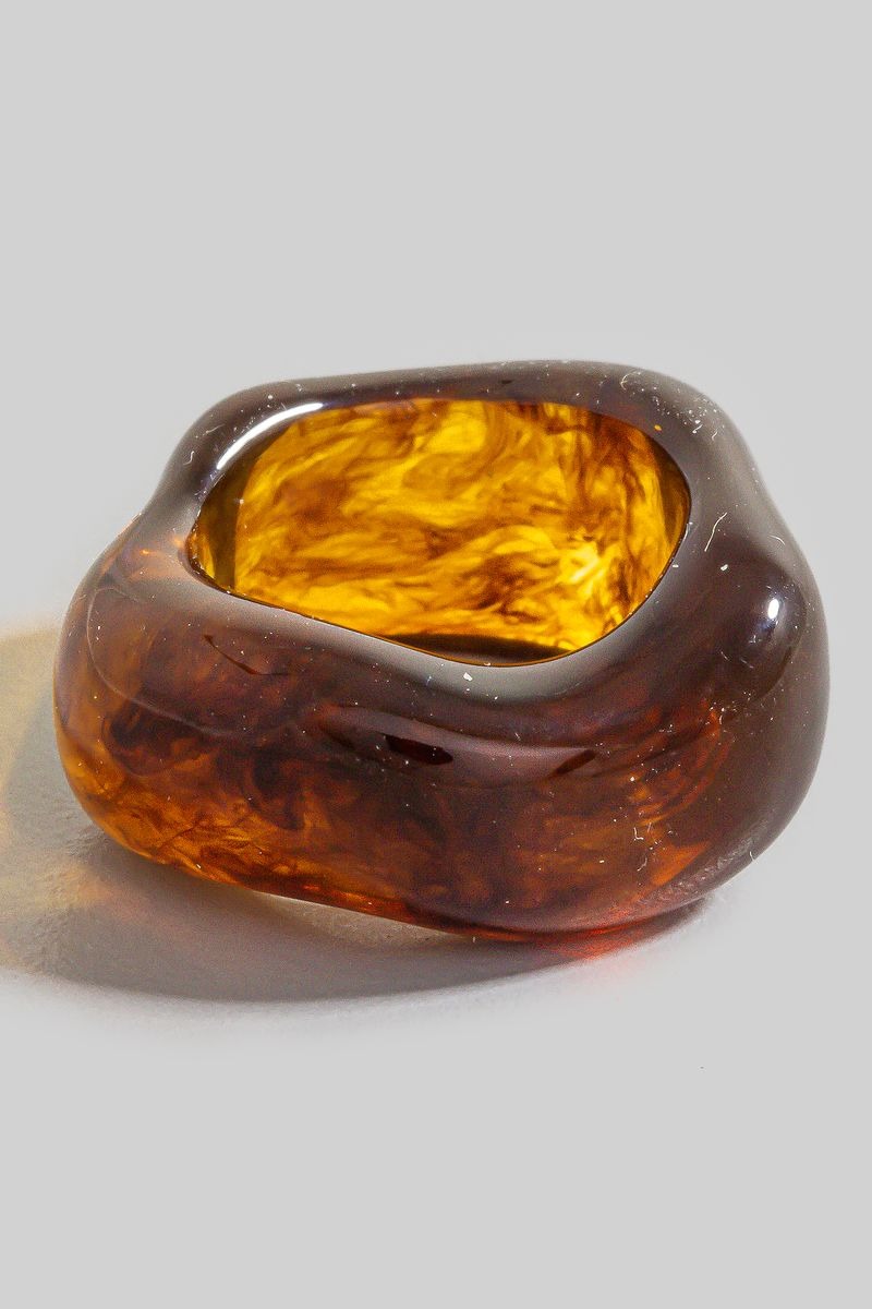 ACRYLIC BROWN BAND RING